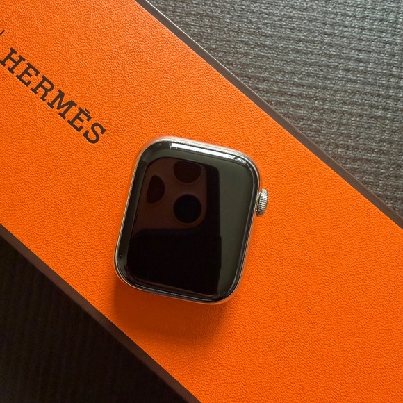 Apple Hermes Watch Series 9, GPS+Cellular, 41mm Stainless Steel Case - Picture 4 of 9